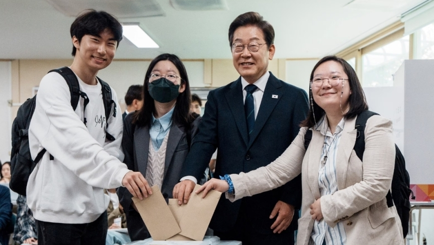 一家人交流靠4岁孩子当翻译,2025年2025日澳门天天彩管家婆资料,全面解答解释落实_手游版V4.3